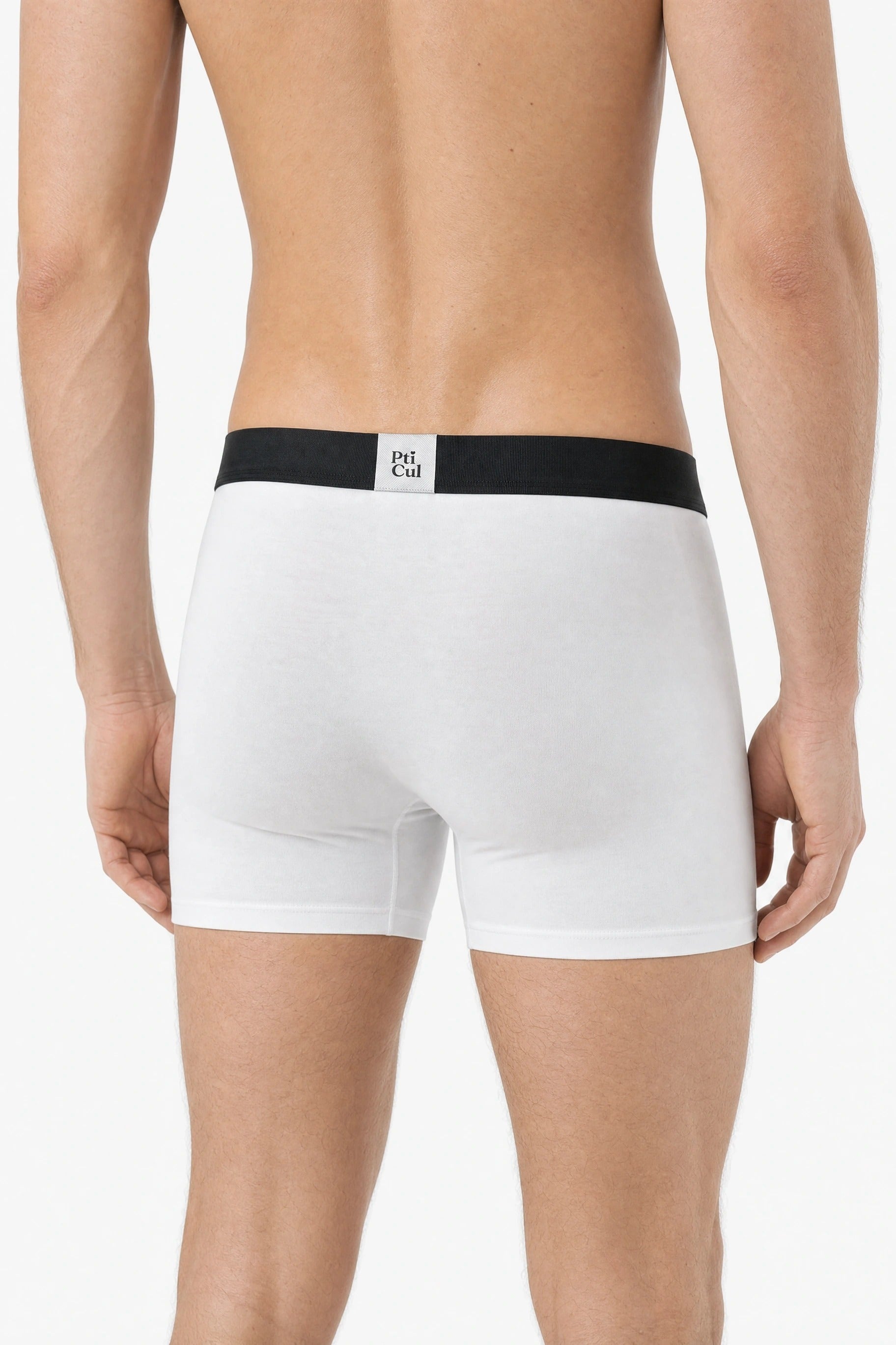 Gros plan dos du boxer blanc Pti' Cul, étiquette tissée