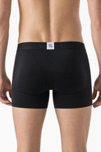 Gros plan dos du boxer noir Pti' Cul, étiquette tissée signature
